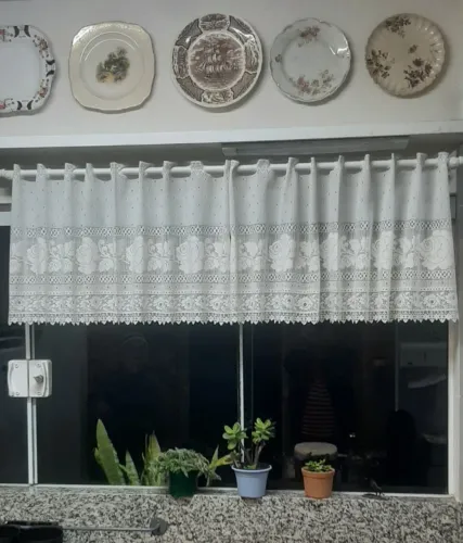 Toque chique! Cortina nova, pronta, rendada, em tom perolado