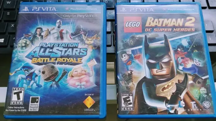 Combo Jogos PS Vita LEGO Batman 2 DC Super Heroes + Playstation All-Stars Sony Playstation