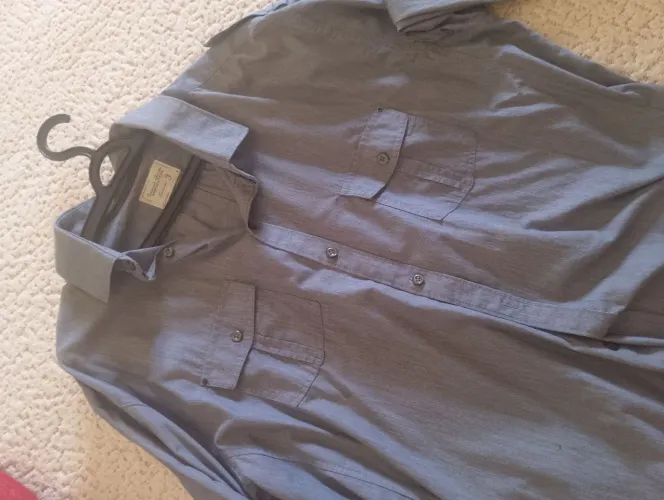 Camisa social cinza com bolsos