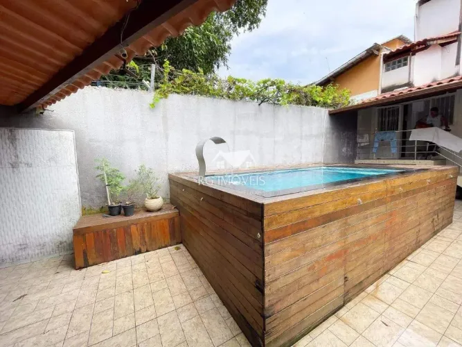 Casa com Piscina à Venda 03 Quartos, Suíte, 02 Vagas de Garagem no Bairro Diamante