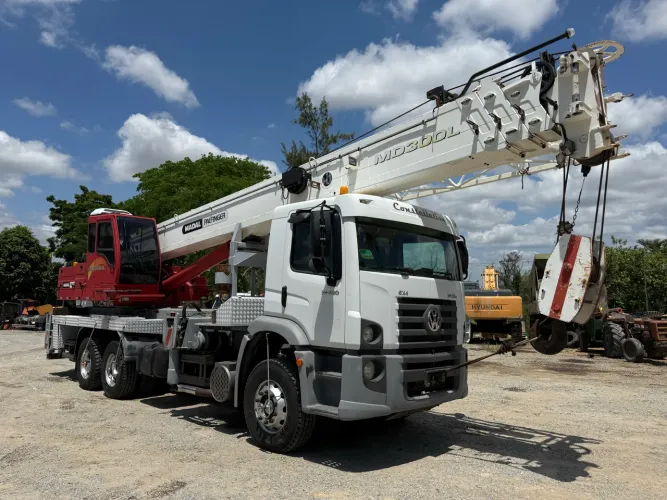 Caminhao costellation 31320 com guindaste MD300
