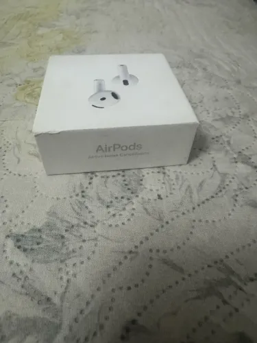 AirPods 4 com cancelamento de ruídos