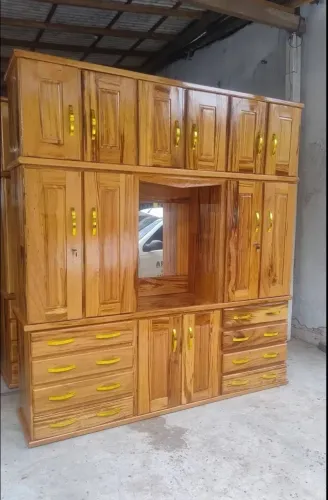 Guarda roupa de casal 6 portas todo de madeira frete grátis.
