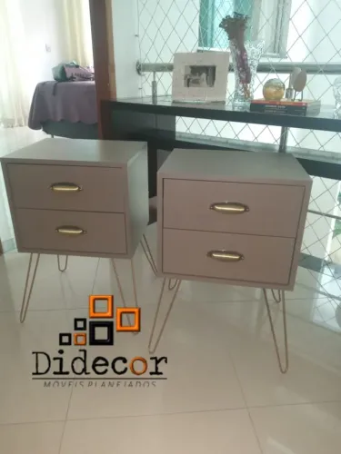 Mesa de cabeceira com pé em metalon