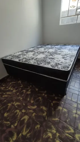 Cama casal com 5 cm de espuma