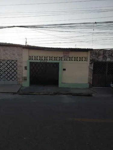Vendo ótima casa na rua comendador Garcia. 