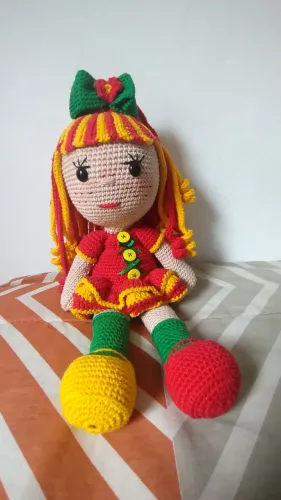 Boneca de crochê artesanal