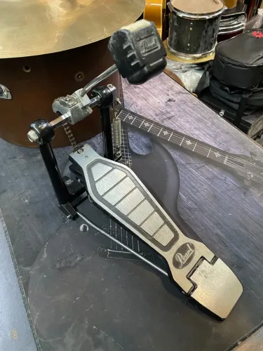 Pedal de bumbo Pearl p100