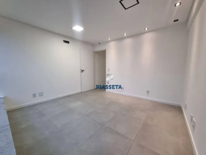 Sala pronta para uso, com recepção, banheiro, duas salas e uma vaga de garagem