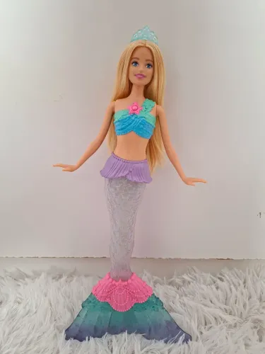 Boneca Barbie Dreamtopia sereia luzes e brilhos Mattel