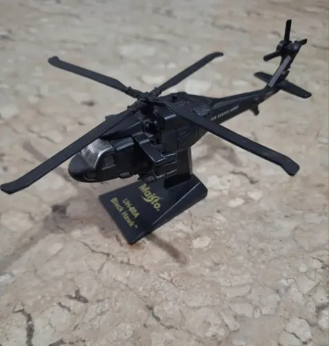 Miniatura de helicóptero MAISTO
