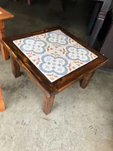 Mesa em madeira com cerâmica