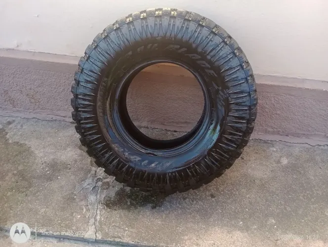 Vendo um pneu aro 15 255/85 marca uttaro quero 1.100