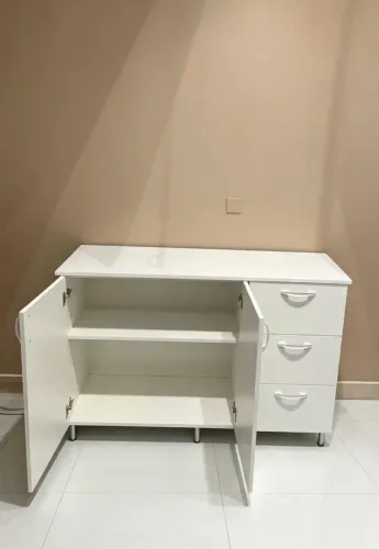 Balcão com portas e gavetas em mdf