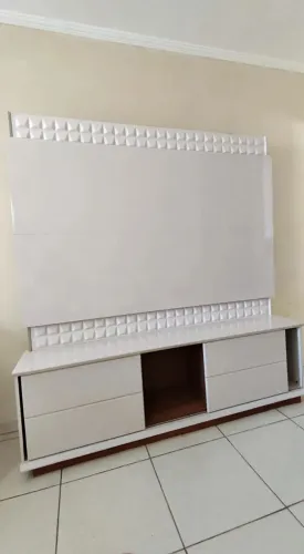 Rack com Painel para TV até 65" Branco Brilho com Detalhe 3D - Bem Conservado