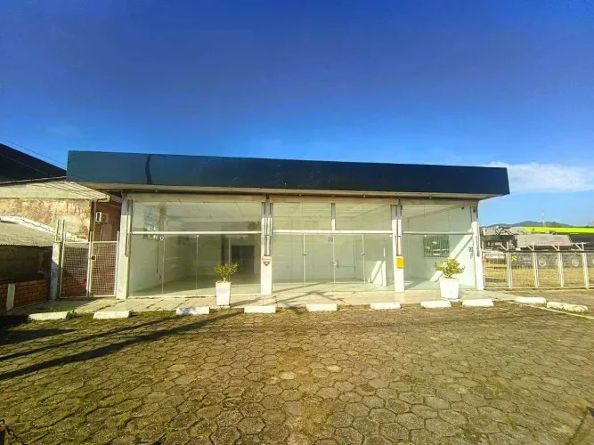 Loja Comercial com 4 vagas para Alugar em Florianópolis.