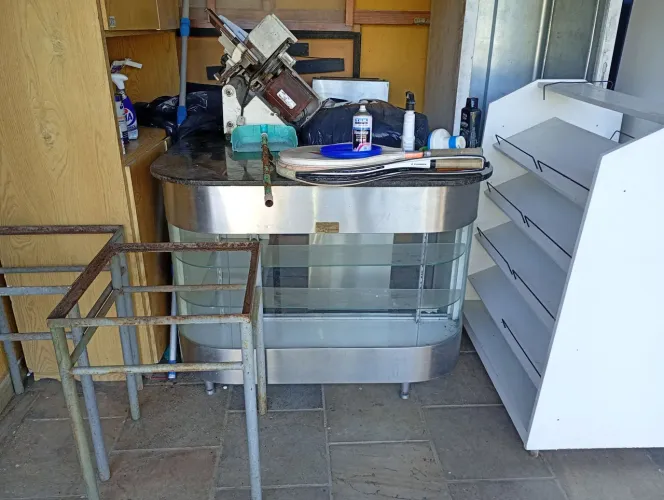 Balcão com caixa registradora e frente expositor 