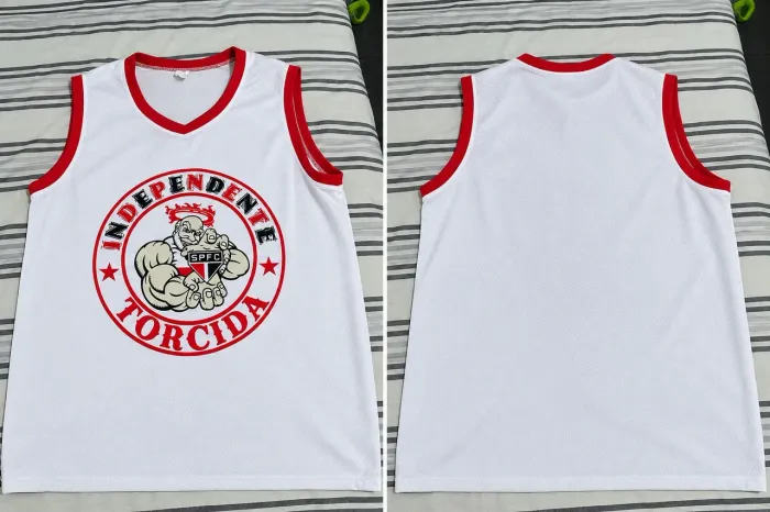 Regata tamanho M branca com detalhes em vermelho da torcida independente do São Paulo FC.