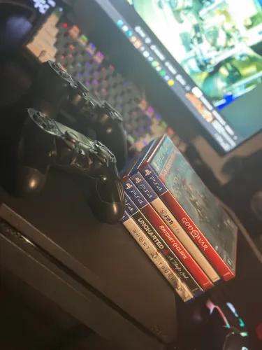 Ps4 slim com 2 controles e 5 jogos