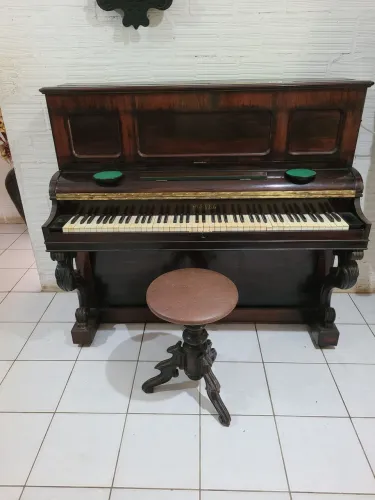 Piano vertical Pleyel Wolff & Cie (ou Pleyel), uma renomada fabricante francesa de pianos.