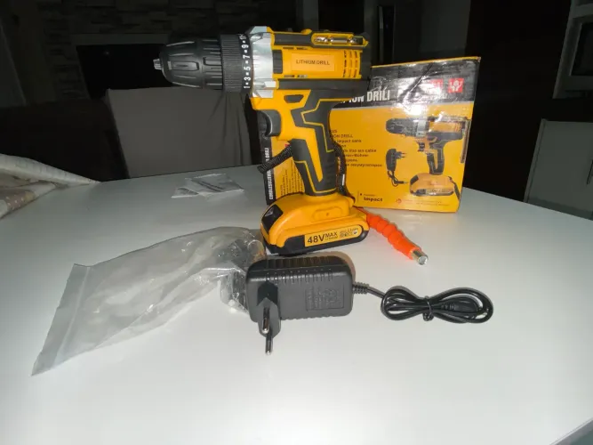 Parafusadeira furadeira 48V nova, Inclui bateria, carregador e acessórios.