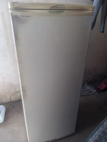 Vendo ou troco os dois  geladeira e cama 