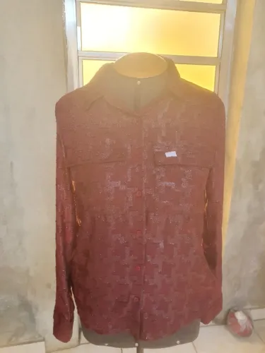 Camisa vermelha brilhosa