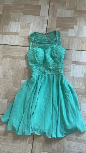Vestido de tule e renda bordada
