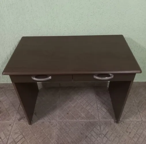 Escrivaninha com 2 gavetas, produto de mostruário, em ótimo estado