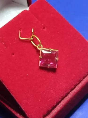 Pingente Vermelho Cor Rubi Zircônia 9 mm Ouro 18 Kilates Peso 0.70 Gramas