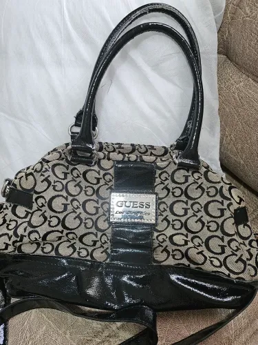 Bolsa de ombro marca guess.