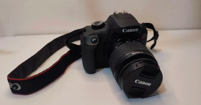 Máquina fotográfica Canon T100 Rebel