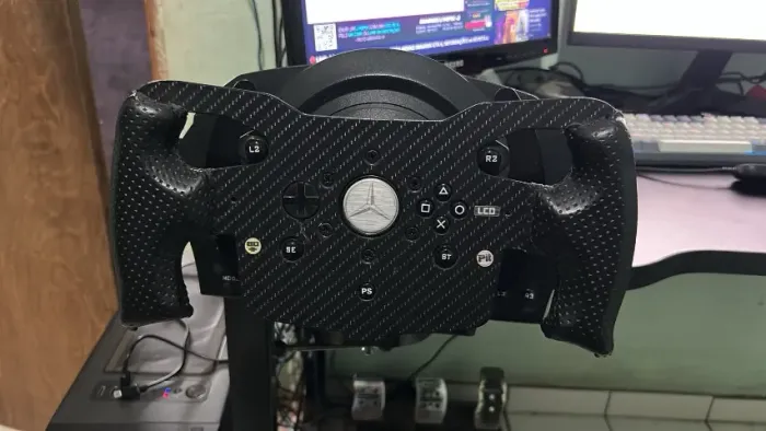Volante Thrustmaster T300RS 3,9nm com Pedal T3PA, inclui dois aros, F1 e um original.