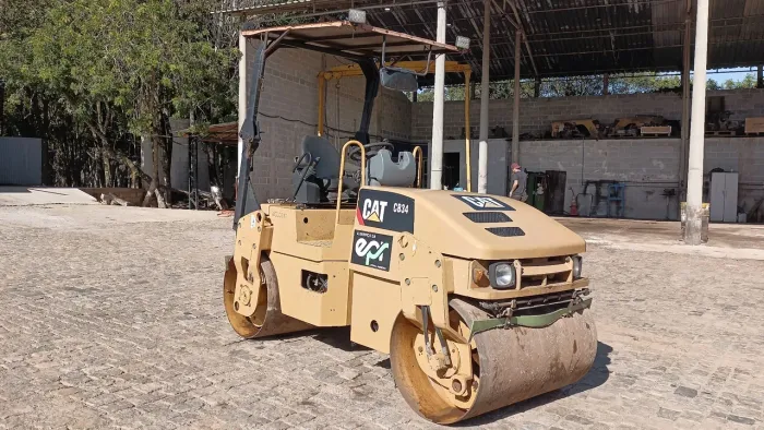 Rolo compactador Caterpillar tandem Cb34 ano 2013