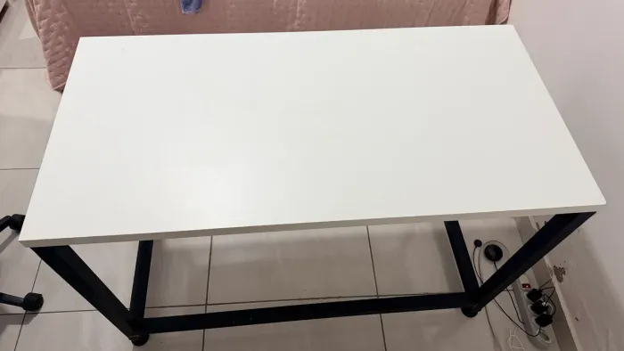 Mesa escritório/computador em MDP e Metalon. 