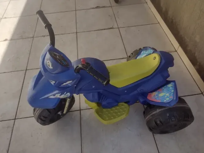 Moto infantil elétrica bandeirantes