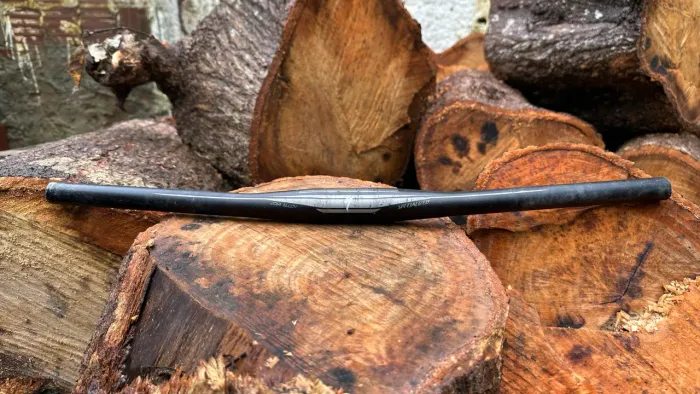 Guidão original da Specialized em alumínio (alloy), padrão 31.8mm.