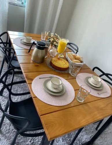 Mesa de Jantar em Madeira Maciça + 4 Cadeiras