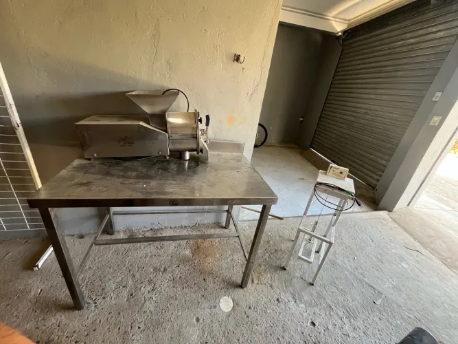 Despolpadeira, mesa em inox e seladora manual 
