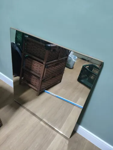 Espelho 70x75 cm, fixado em MDF