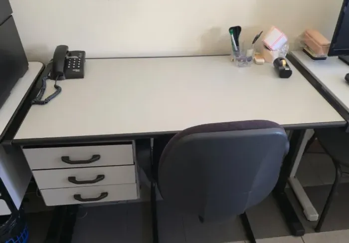 Mesa de Escritório com 3 Gavetas