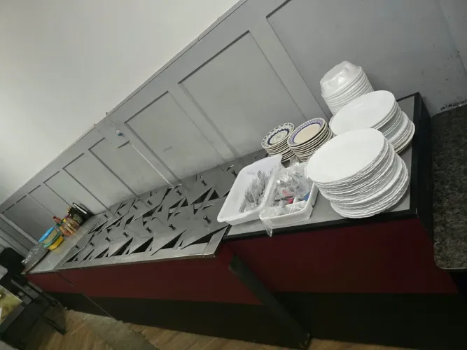 Bistrô com 14 cubas,com tampas,com saladeira e onde colocar pratos.