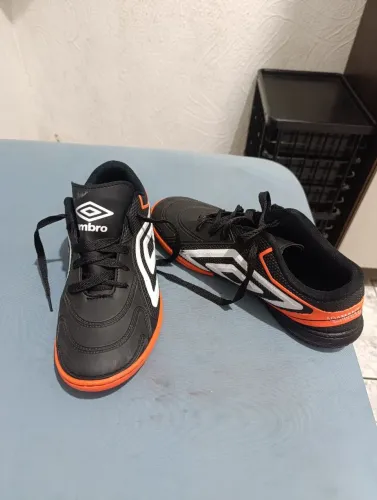Chuteira de futsal umbro.
