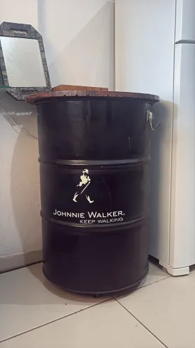 Kit Barbearia Completo: Barril Johnnie Walker + Espelho Grande + Suportes