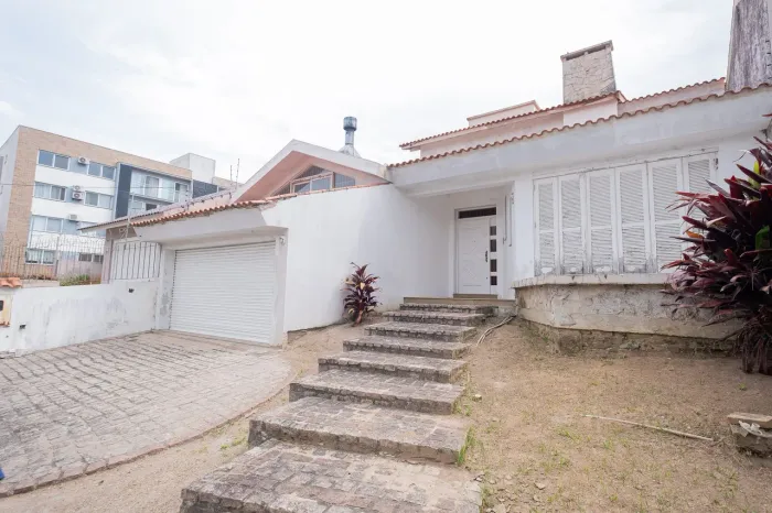 Casa à venda ou para aluguel no Centro de Pelotas: 408 m², 4 dormitórios, suíte, piscina e
