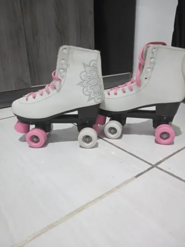 Patins 4 rodas semi-novo pelo menor preço de R$100 numeração 38