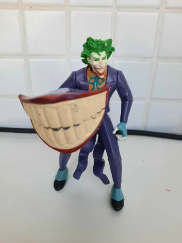 Boneco do Coringa c/ acessório, clássico anos 90