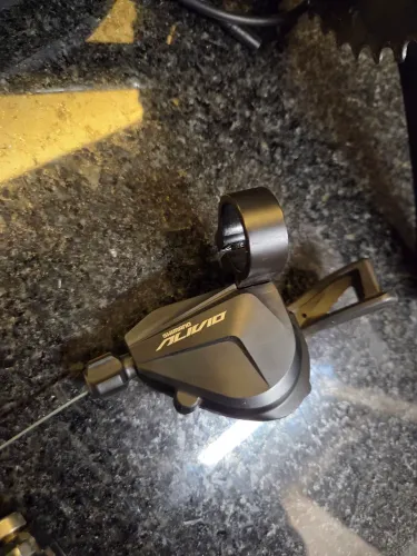 Trocador esquerdo: Shimano alivio 2 x 9v | sl-m3100
