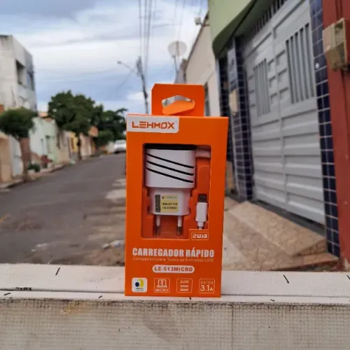 Carregador de celular V8