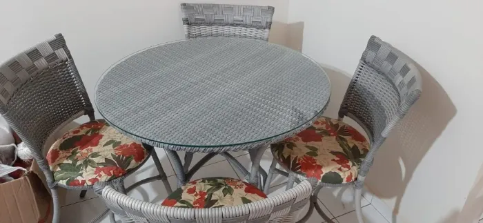 Mesa de Jantar, Ar condicionado, Geladeira, Fogão, Sofá, Microondas
